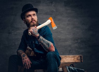 Hipster balta tutan dövmeli kollu