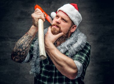 Noel Baba'nın şapkalı balta tutan adam