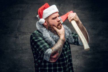 Noel Baba'nın şapkalı balta tutan adam