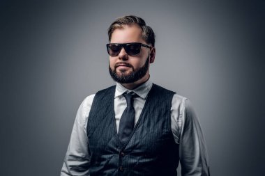 Güneş gözlüğü takıyor sakallı iş adamı