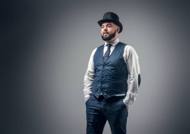 Sakallı adam bir yelek ve bir silindir şapka