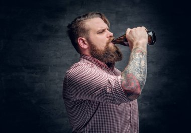 Adam bir şişe bira içmek