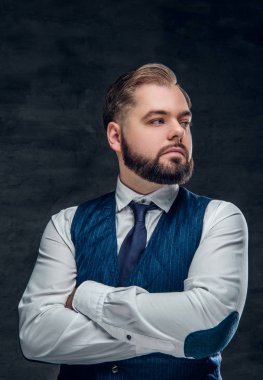 Ciddi ve zarif sakallı adam