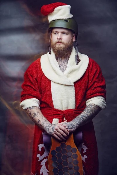 Bärtiger Mann mit Weihnachtsmütze — Stockfoto