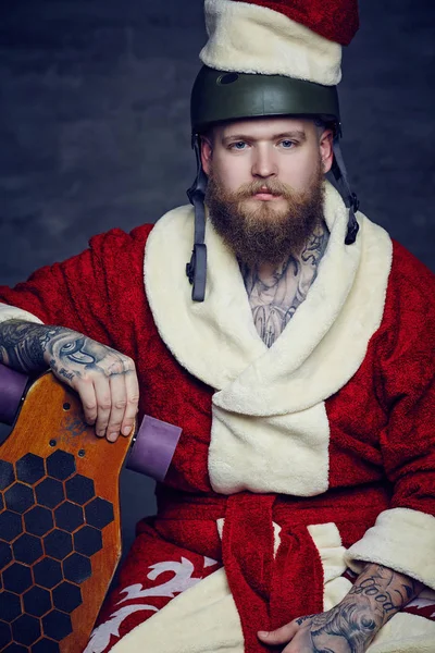 Bärtiger Mann mit Weihnachtsmütze — Stockfoto