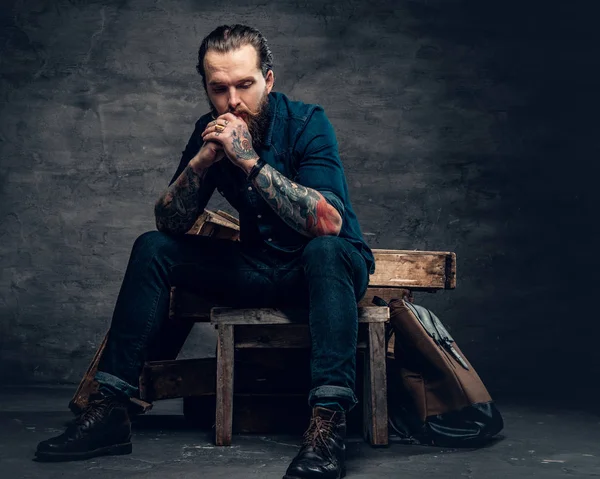 Tattooes silah ile şık sakallı adam — Stok fotoğraf