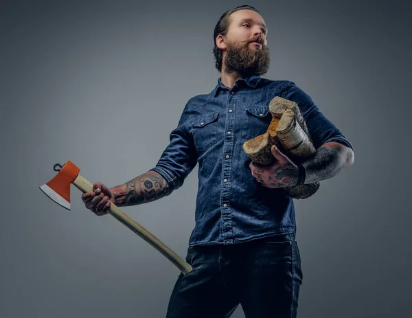 Homem barbudo segurando um machado e lenha — Fotografia de Stock