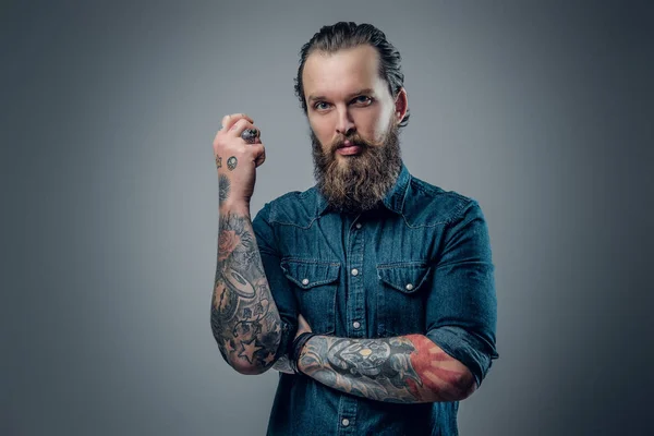 Vousatý muž s tetováním — Stock fotografie