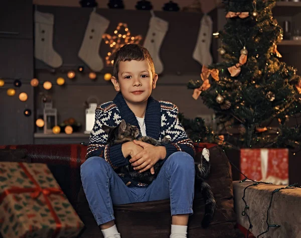 Kleiner Junge sitzt auf einer Couch — Stockfoto