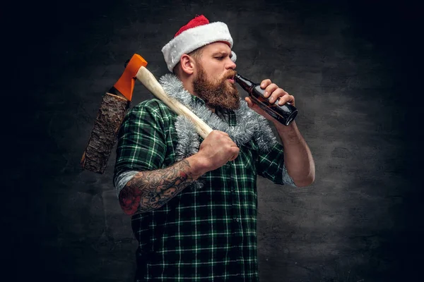 Brutaler bärtiger Mann mit Weihnachtsmannmütze — Stockfoto