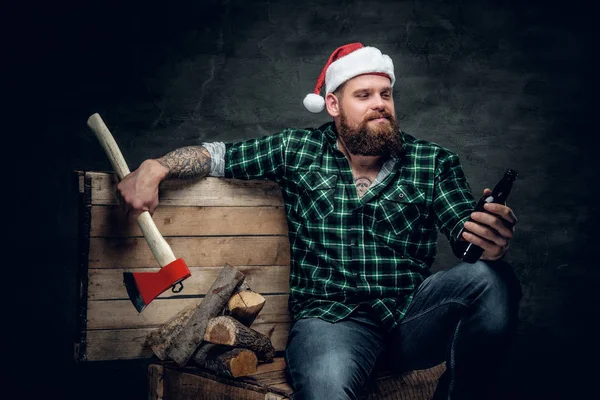 Dicker bärtiger Mann mit Weihnachtsmannmütze — Stockfoto