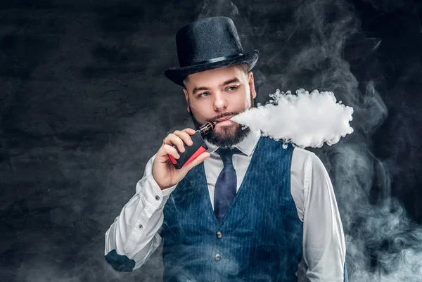 Man smoking an electronic cigarette. — Stock Photo, Image