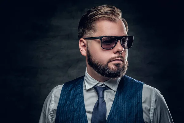 Stylish bearded businessman in sunglasses — Stock Photo, Image