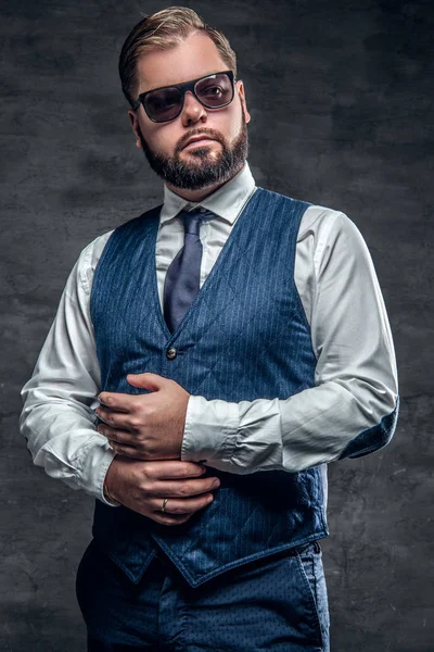 Uomo d'affari barbuto che indossa occhiali da sole — Foto Stock