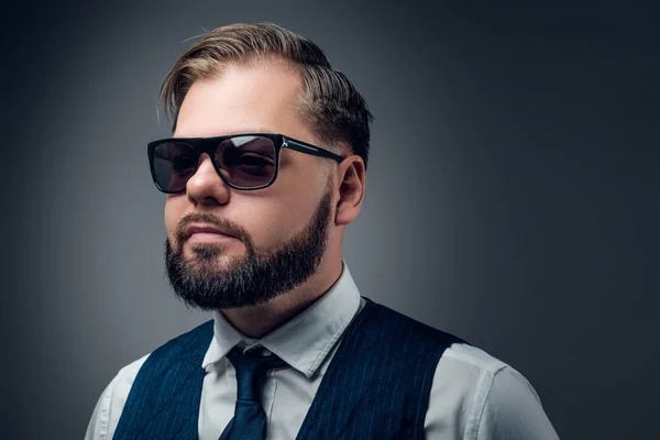 Skäggig elegant man i solglasögon — Stockfoto
