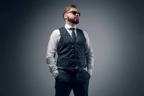 Homem de negócios barbudo usando óculos escuros — Fotografia de Stock