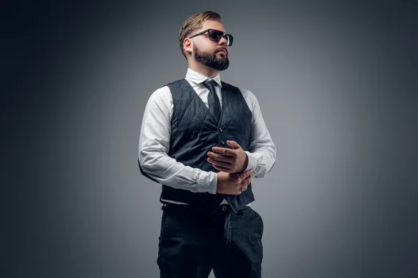 Skäggiga affärsman som bär solglasögon — Stockfoto