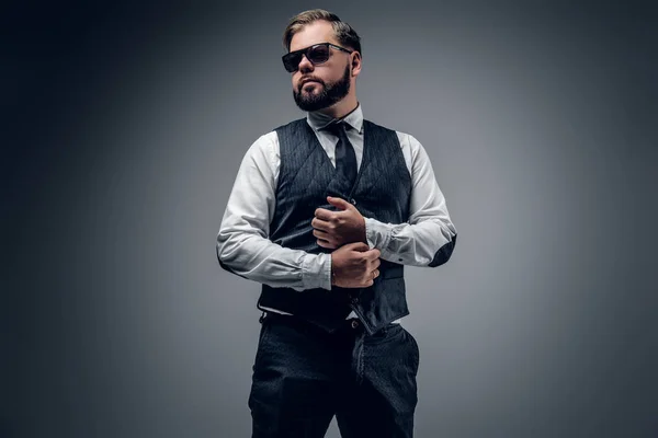 Bebaarde zakenman dragen van een zonnebril — Stockfoto