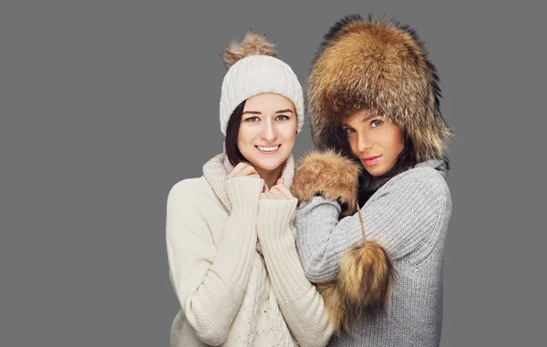 Zwei attraktive Frauen in warmer Winterkleidung — Stockfoto