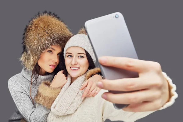 Två kvinnor gör selfie med smartphone. — Stockfoto