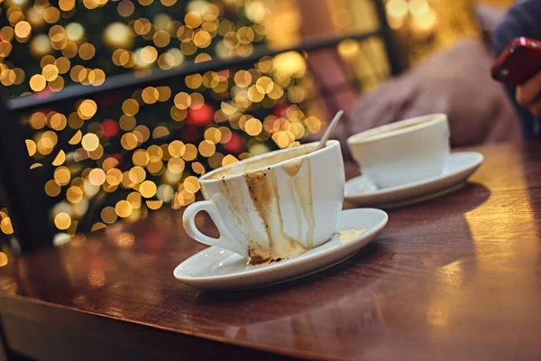 Två vita koppar med aroma kaffe — Stockfoto