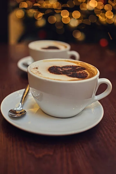 Две белые чашки с ароматным кофе — стоковое фото