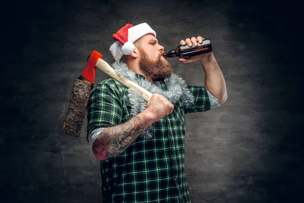 Brutaler bärtiger Mann mit Weihnachtsmannmütze — Stockfoto