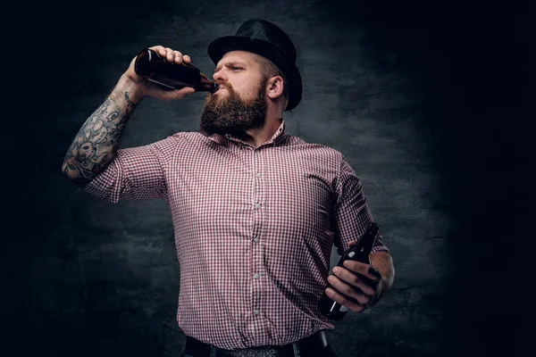 Uomo barbuto che beve birra da una bottiglia . — Foto Stock