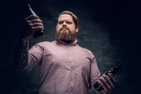 Homem barbudo segurando garrafas de cerveja — Fotografia de Stock