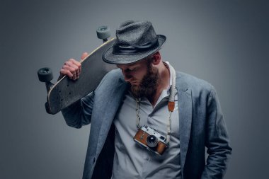 Kaykay ve fotoğraf kamera tutan adam