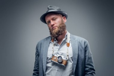 Eski kamera tutarak sakallı fotoğrafçı