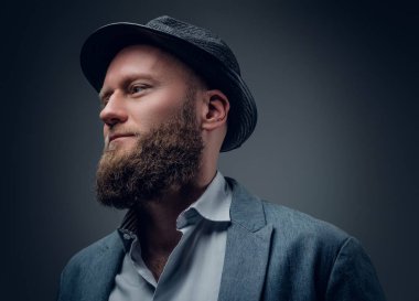 Sakallı adam keçe şapkalı