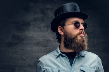 Silindir şapka ve güneş gözlüğü sakallı adam