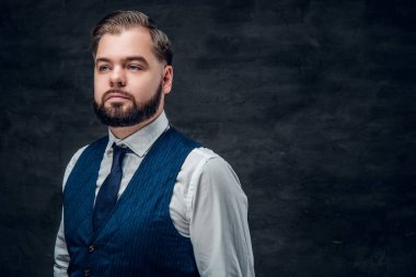 Ciddi ve zarif sakallı adam