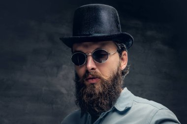 Silindir şapka ve güneş gözlüğü sakallı adam