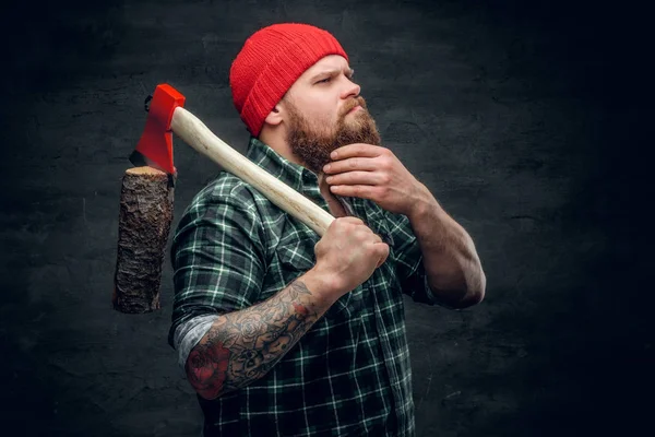 Lumberjack en una camisa verde con hacha — Foto de Stock
