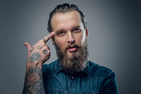 Homem barbudo com tatuagens no braço — Fotografia de Stock
