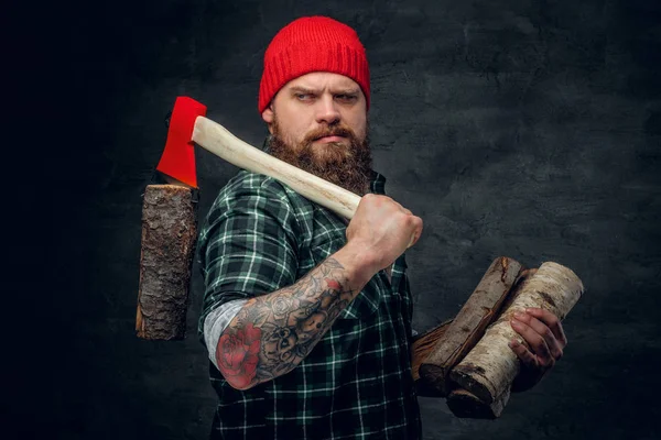 Lumberjack em uma camisa verde segurando machado — Fotografia de Stock
