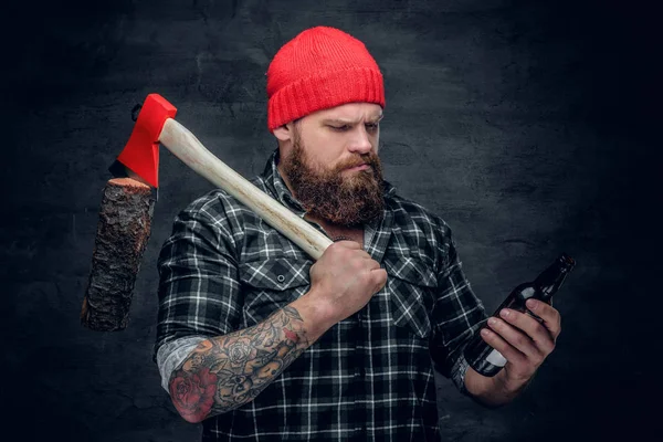 Lumberjack bebiendo cerveza de una botella — Foto de Stock