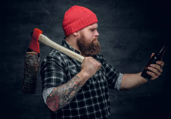 Lumberjack bebiendo cerveza de una botella — Foto de Stock