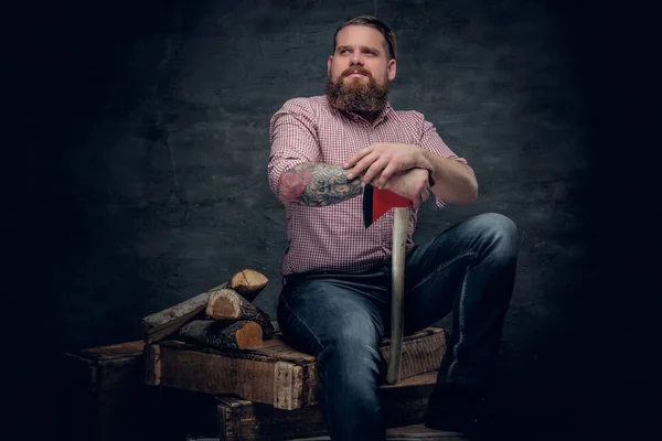 Bearded lumberjack holding an axe — Stock Photo, Image