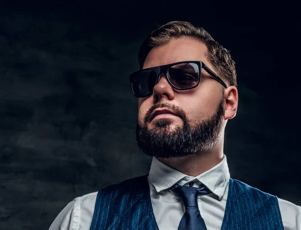 Elegante hombre de negocios barbudo en gafas de sol — Foto de Stock