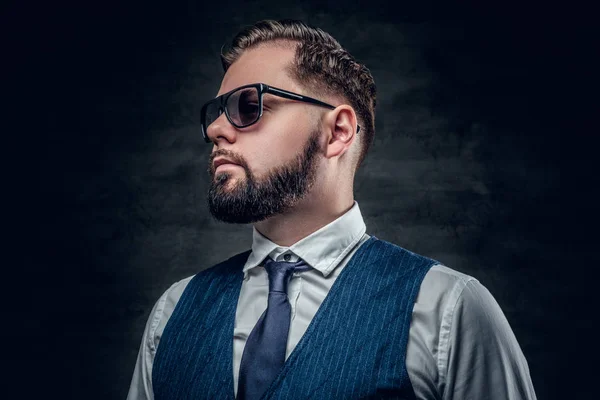 Eleganta skäggiga affärsman i solglasögon — Stockfoto