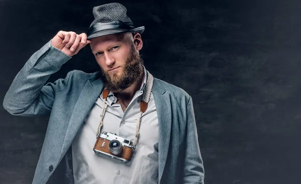 Γενειοφόρος φωτογράφος κρατώντας παλιά φωτογραφική μηχανή — Φωτογραφία Αρχείου