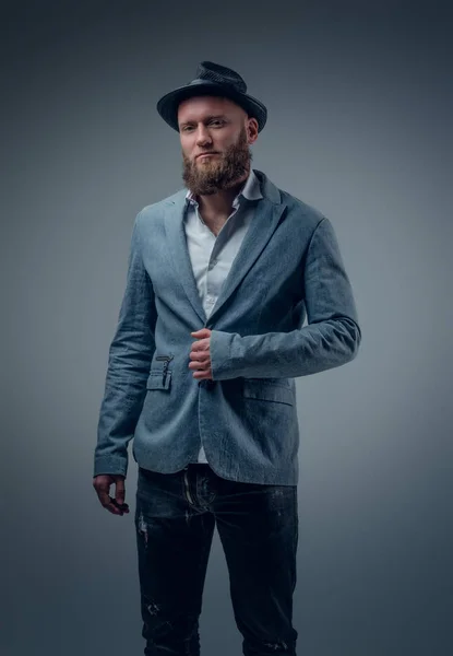 Takım elbise ve keçe şapkalı bir adam — Stok fotoğraf