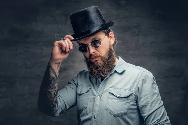 Hombre barbudo en gafas de sol y sombrero de cilindro — Foto de Stock
