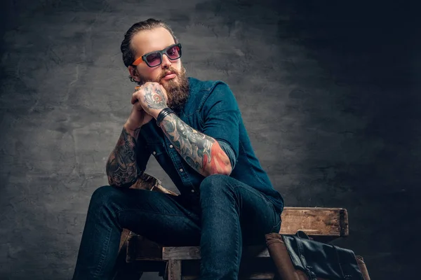 Stylish man in a jeans and sunglasses — Stock Photo, Image