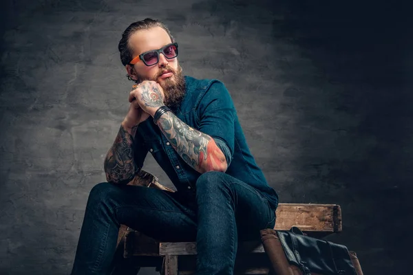 Hombre con estilo en jeans y gafas de sol —  Fotos de Stock