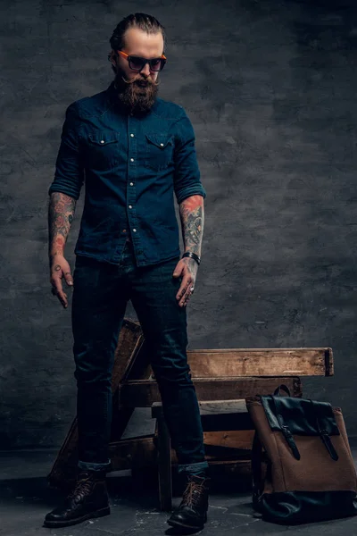 Бородатый мужчина с татуированными руками — стоковое фото
