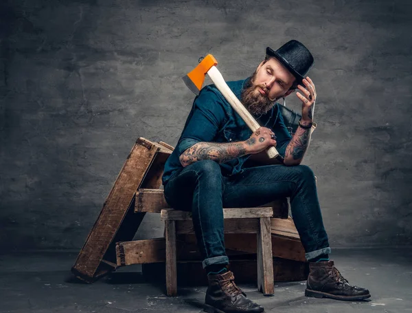 Uomo con le braccia tatuate con un'ascia — Foto Stock